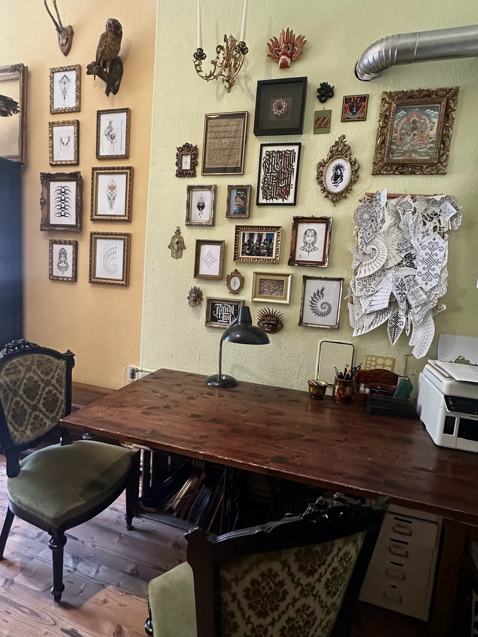 Der Besprechungsraum im Ritual Ink Studio